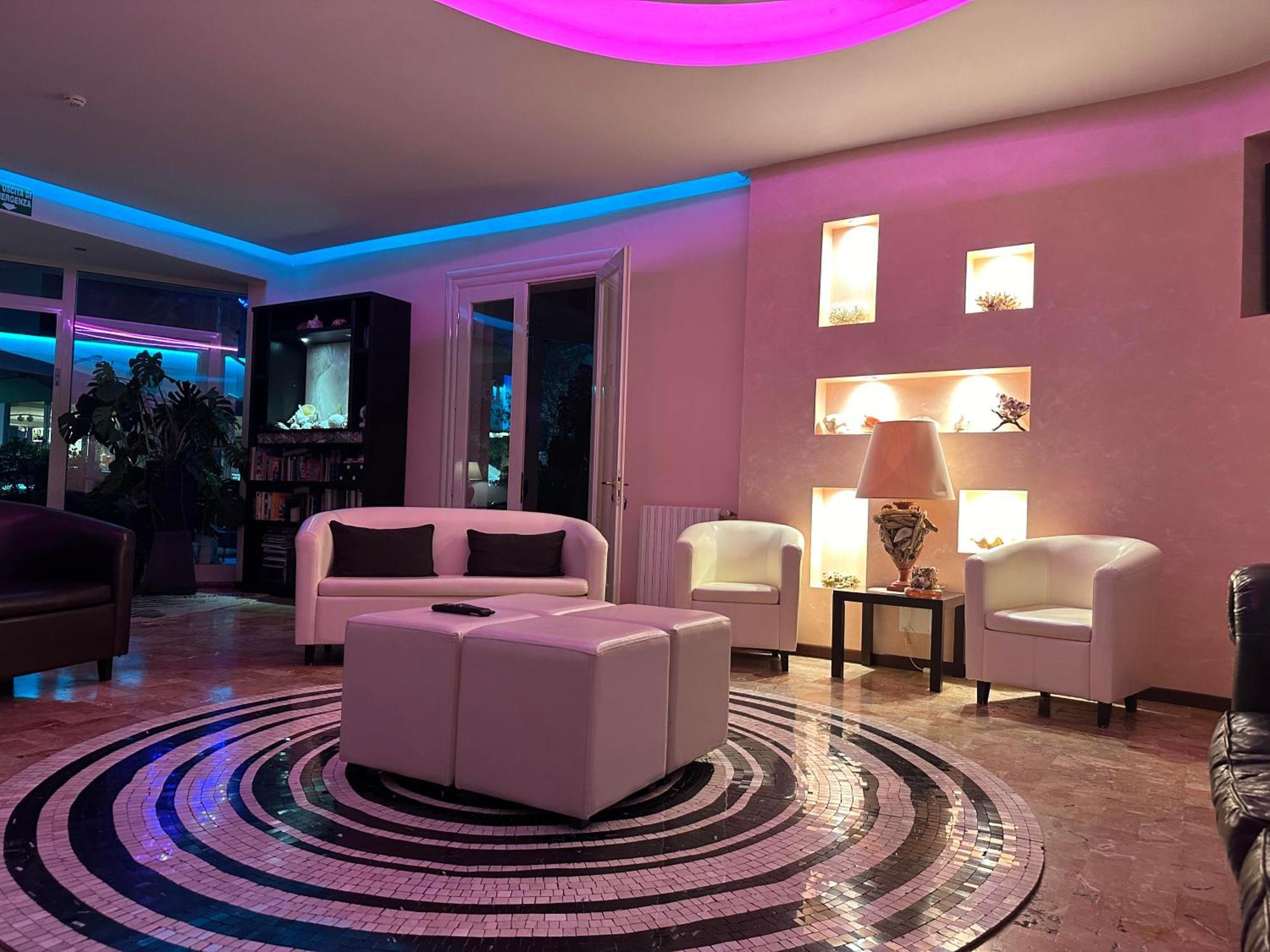 Hotel Julia ลีโด เดลยี เอสเตนซี ภายนอก รูปภาพ
