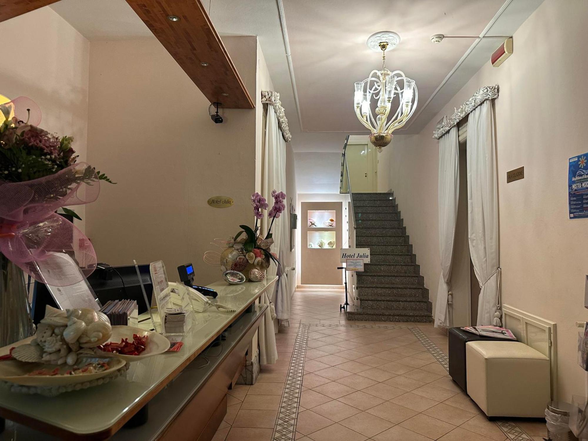 Hotel Julia ลีโด เดลยี เอสเตนซี ภายนอก รูปภาพ