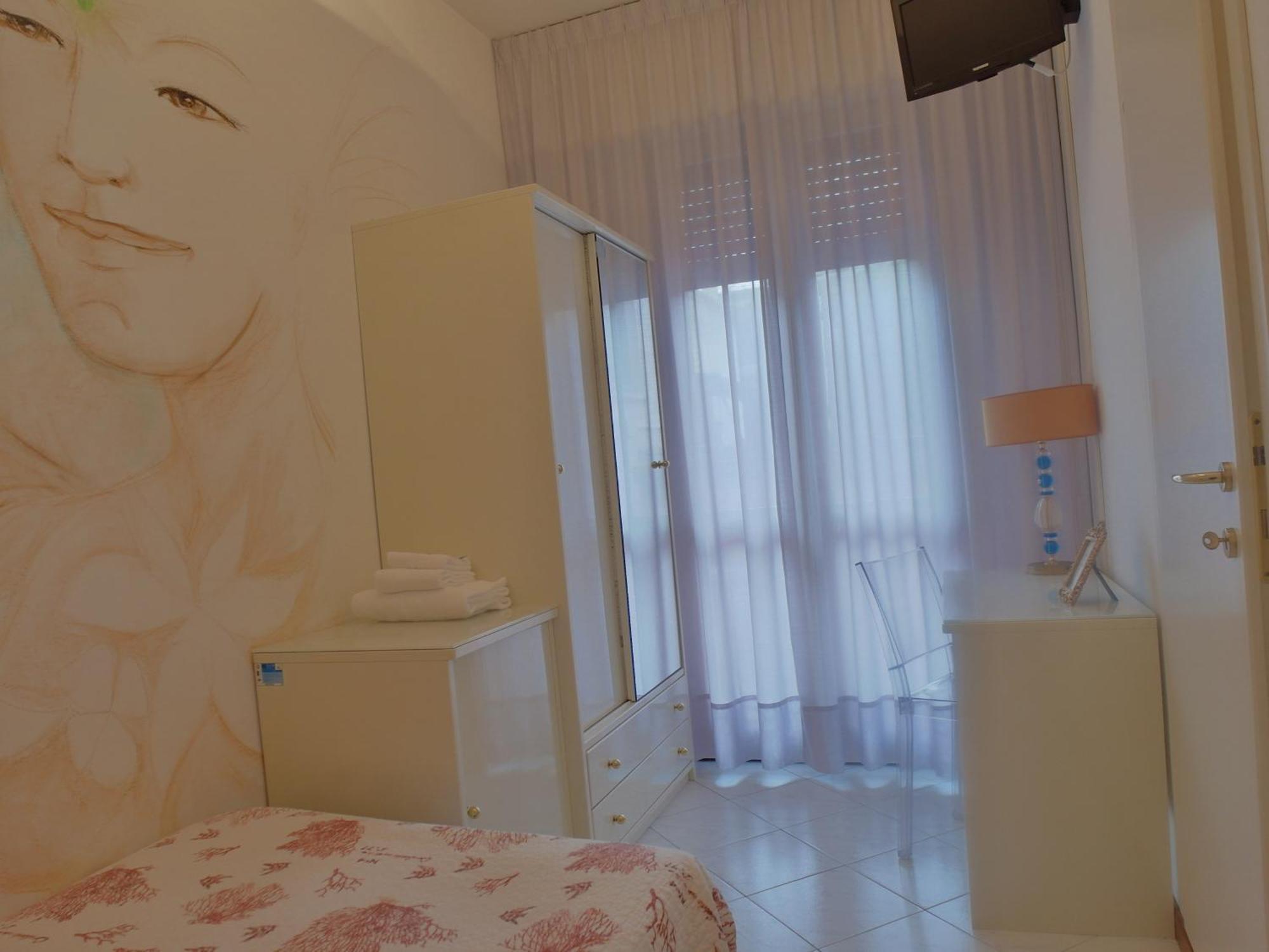 Hotel Julia ลีโด เดลยี เอสเตนซี ภายนอก รูปภาพ