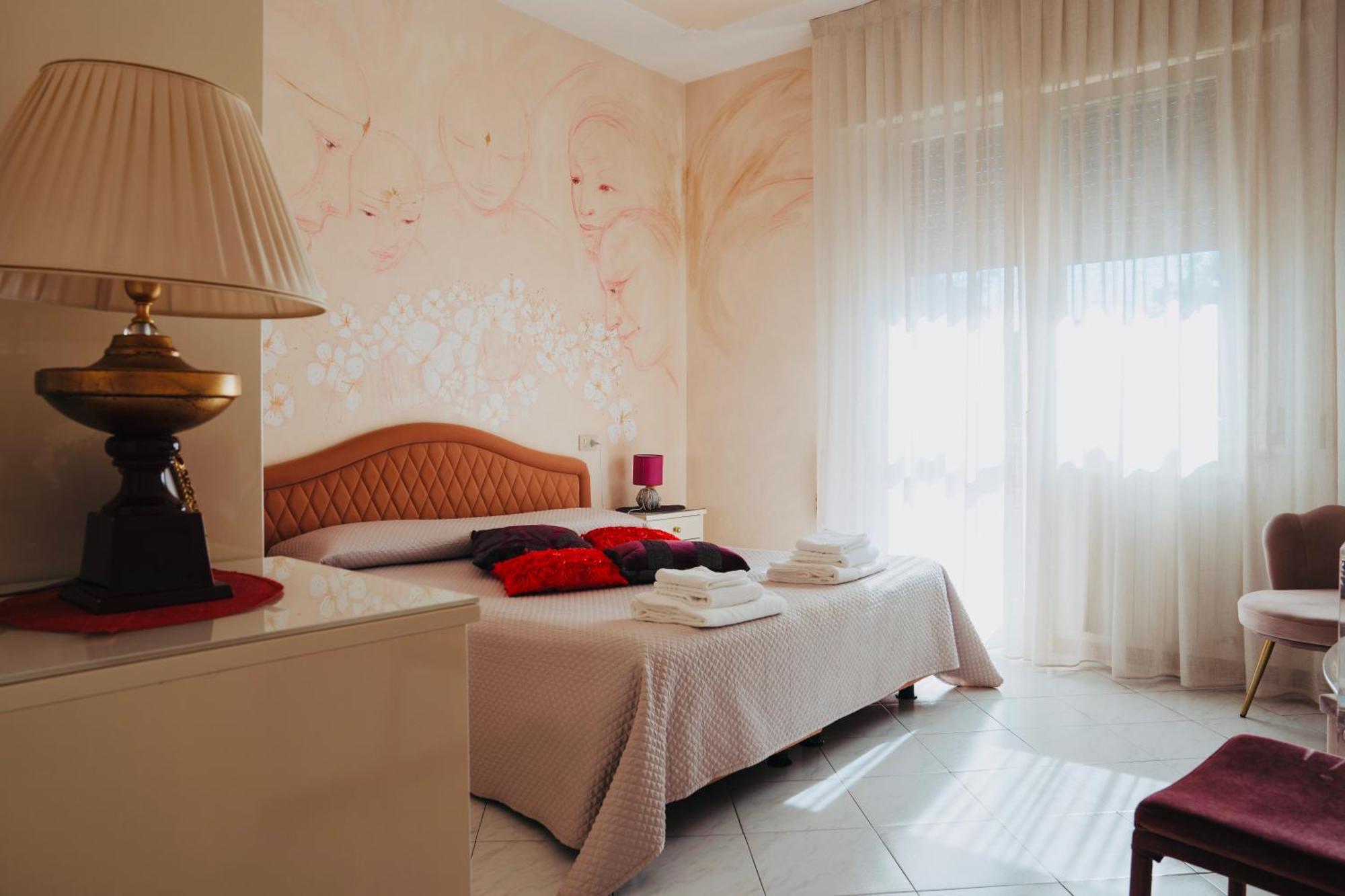 Hotel Julia ลีโด เดลยี เอสเตนซี ภายนอก รูปภาพ