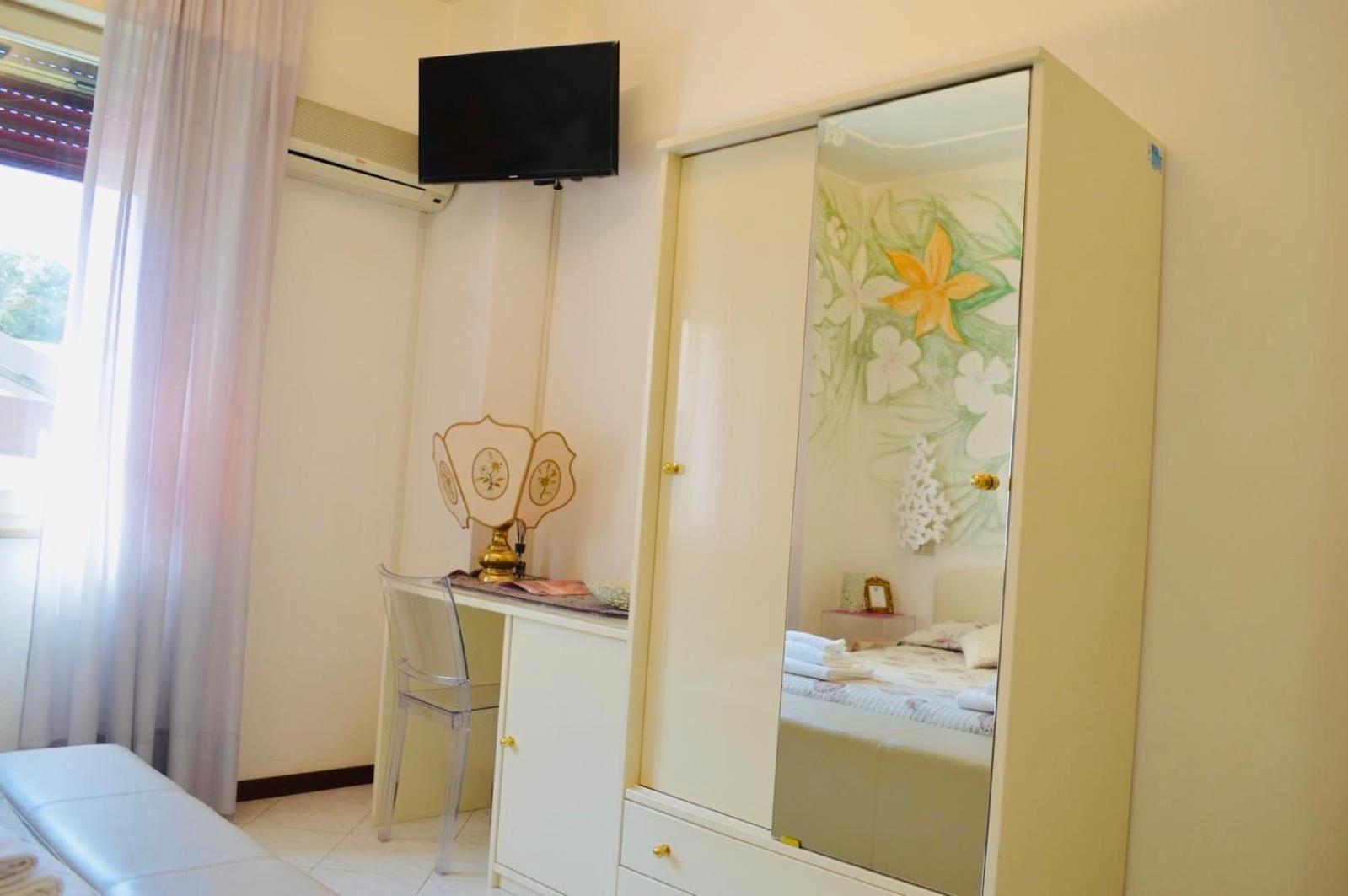 Hotel Julia ลีโด เดลยี เอสเตนซี ห้อง รูปภาพ