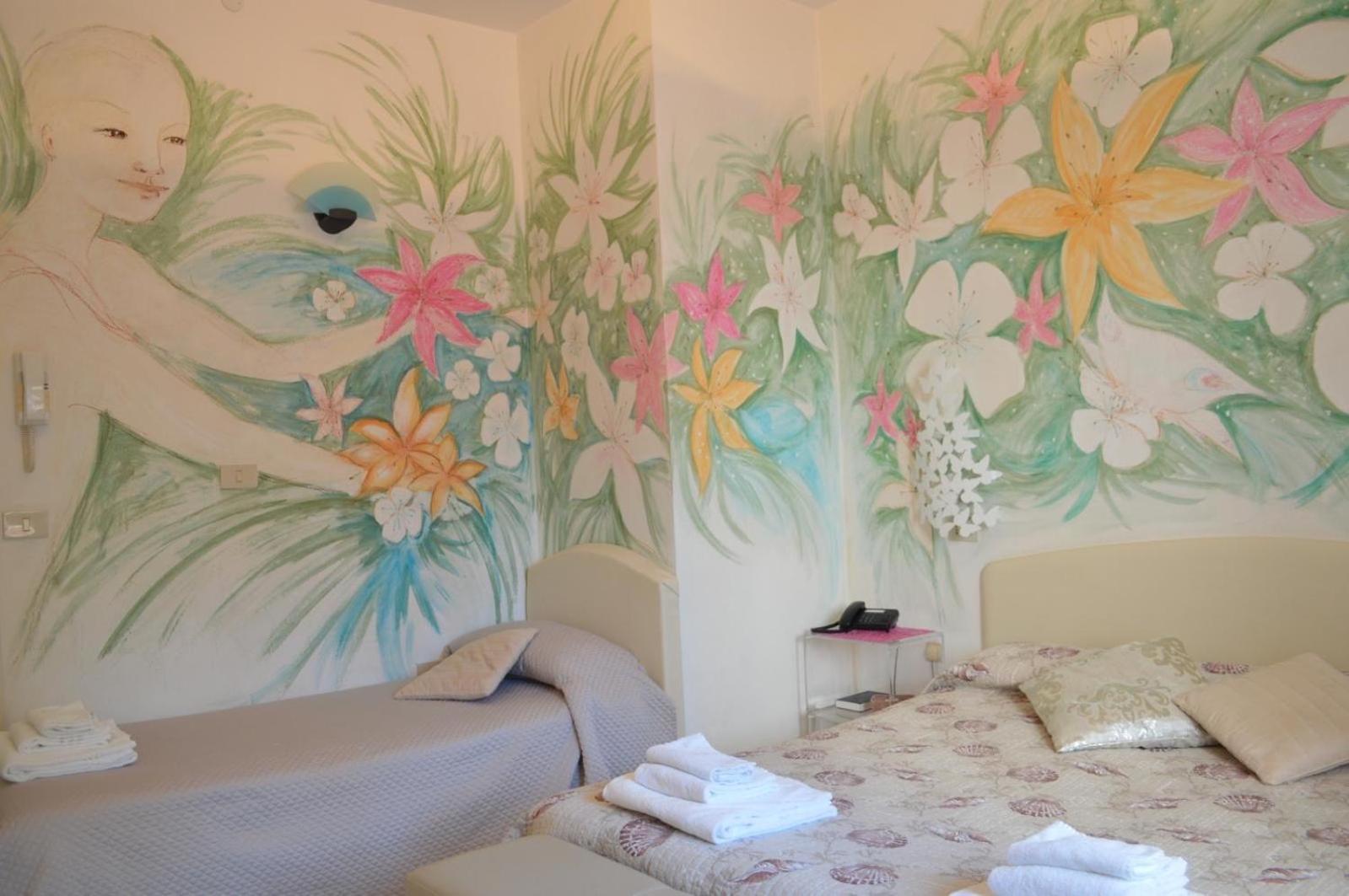 Hotel Julia ลีโด เดลยี เอสเตนซี ภายนอก รูปภาพ