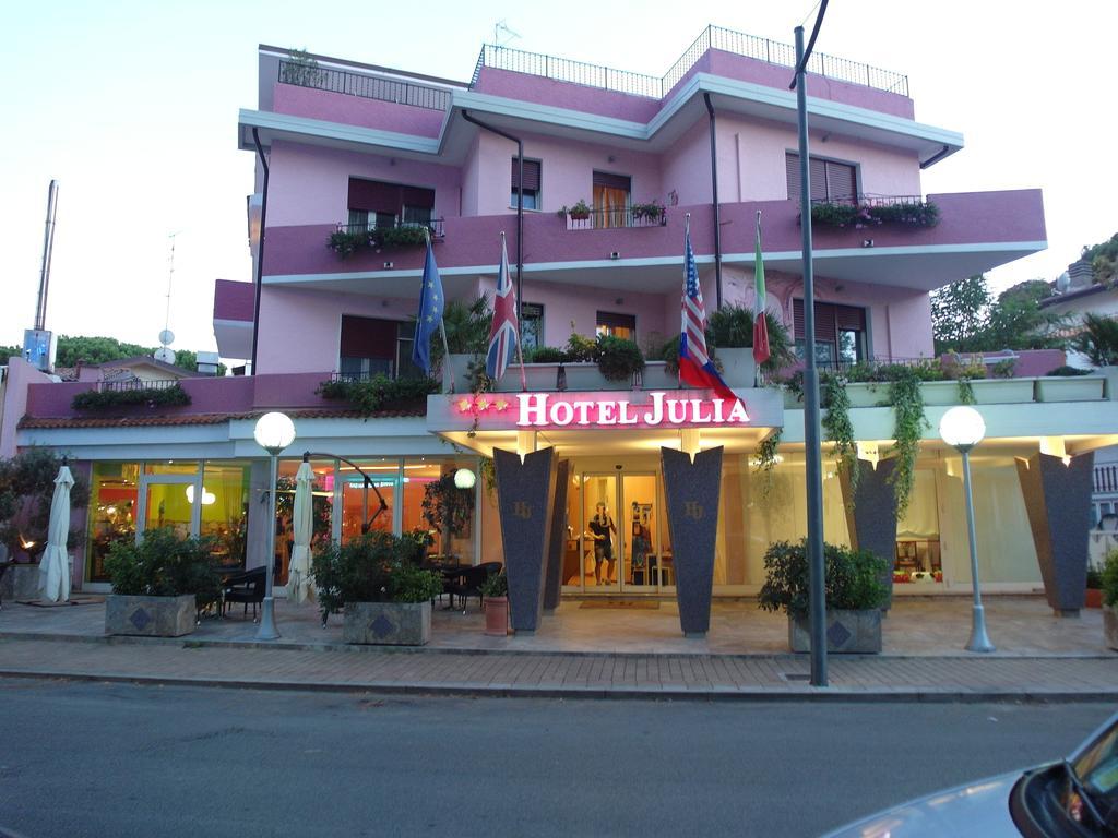 Hotel Julia ลีโด เดลยี เอสเตนซี ภายนอก รูปภาพ