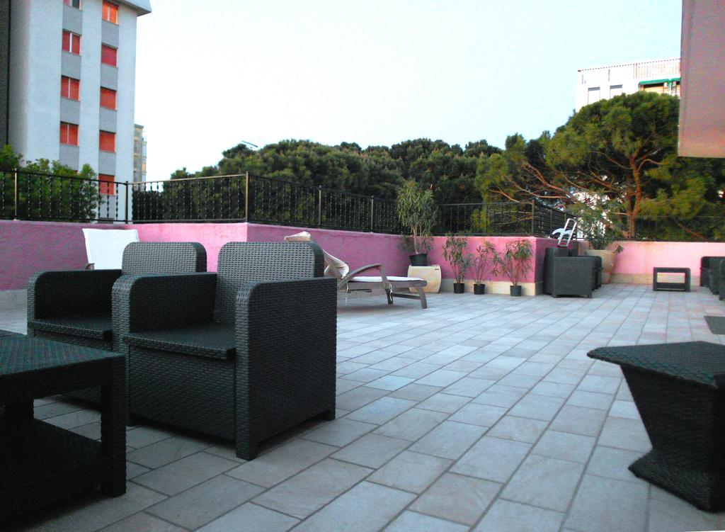 Hotel Julia ลีโด เดลยี เอสเตนซี ภายนอก รูปภาพ