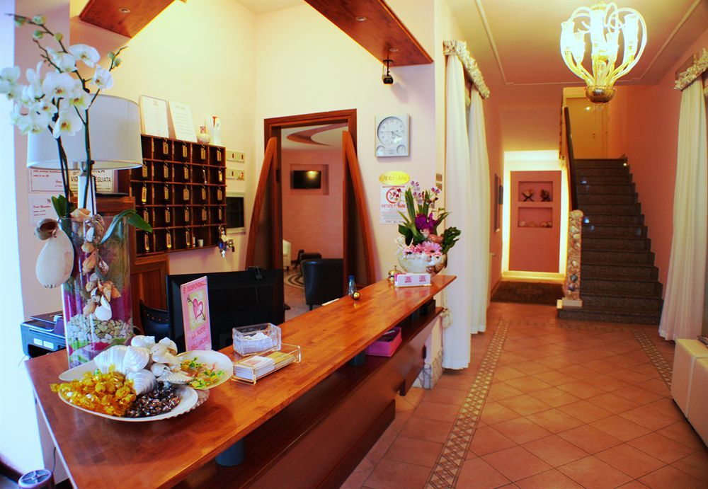 Hotel Julia ลีโด เดลยี เอสเตนซี ภายนอก รูปภาพ